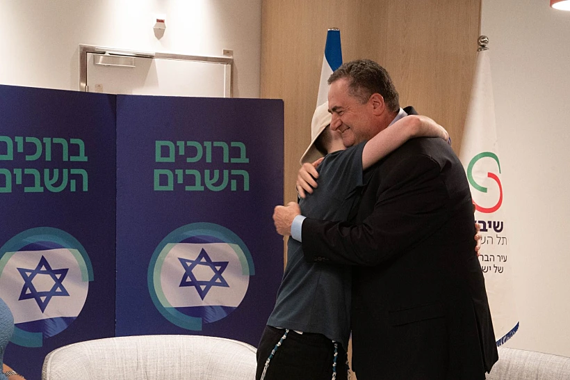 שר הביטחון ישראל כ"ץ עם שורד השבי בר קופרשטיין