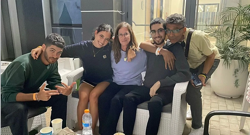 אביתר דוד עם משפחתו בבית החולים