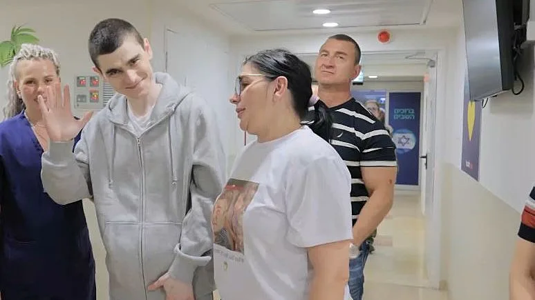 שורד השבי מקסים הרקין בפגישה עם משפחתו