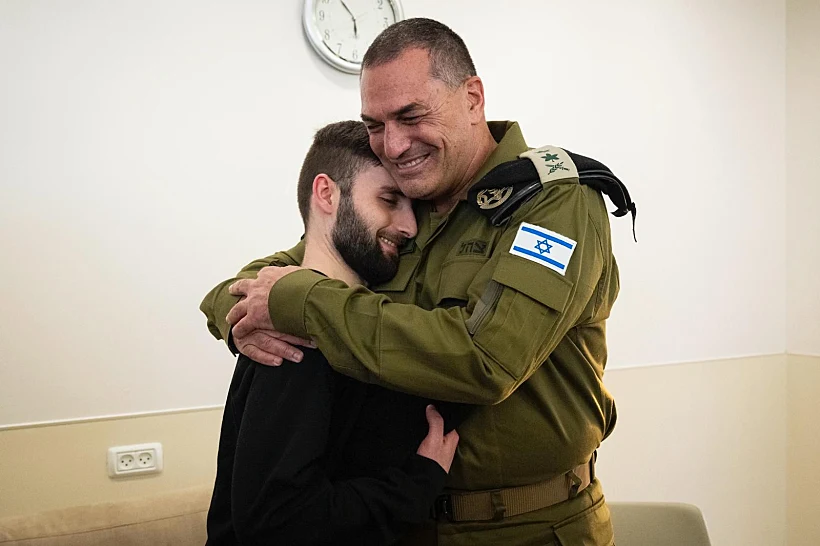 שורד השבי מתן אנגרסט והרמטכ"ל אייל זמיר