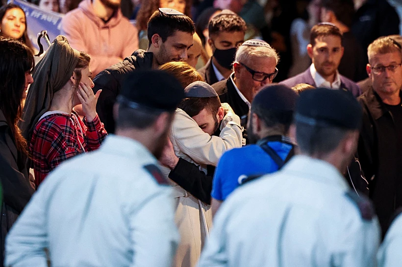 מתן מחבק את אימו של דניאל פרץ בהלווייתו