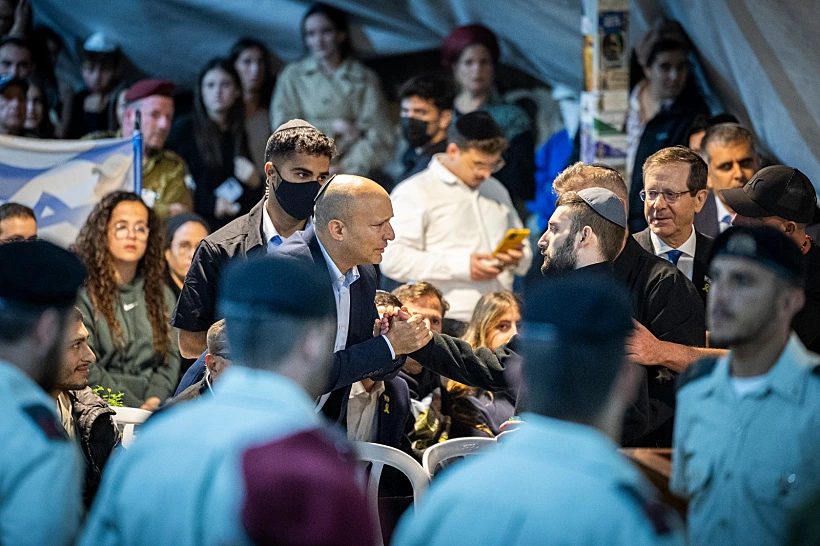 מתן אנגרסט ורה"מ לשעבר נפתלי בנט בהלווייתו של סרן דניאל פרץ