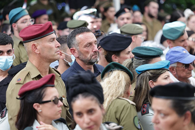 הרמטכ"ל לשעבר הרצי הלוי בהלוויתו של תמיר נמרודי