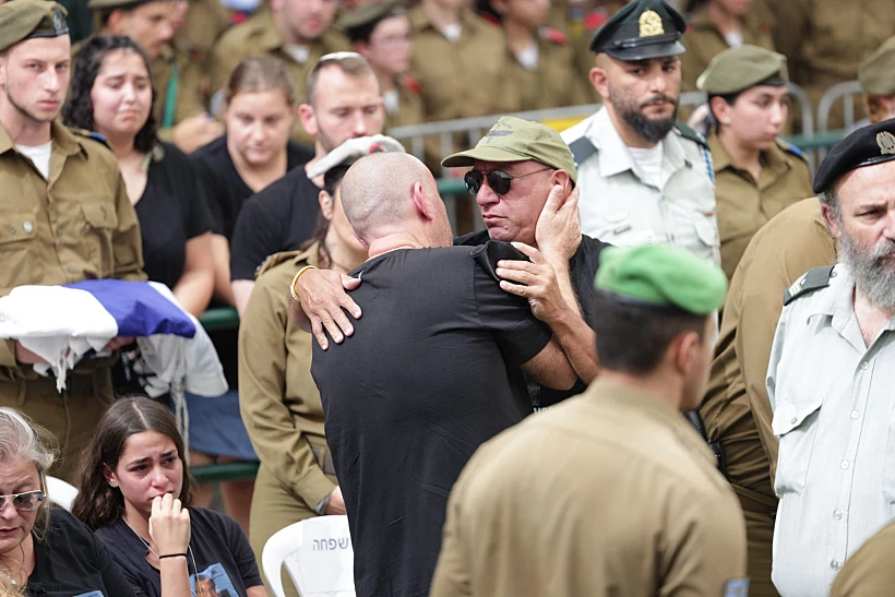 אופיר ברסלבסקי ואלון נמרודי בהלווייתו של תמיר נמרודי בכפר סבא, חטופים