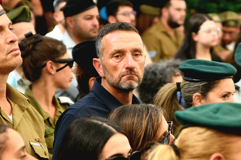 הרמטכ"ל לשעבר הרצי הלוי בהלווייעתו של תמיר נמרודי