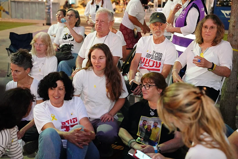 משמרת 101 יחד עם משפחות חללים ושבים בכיכר דיזינגוף