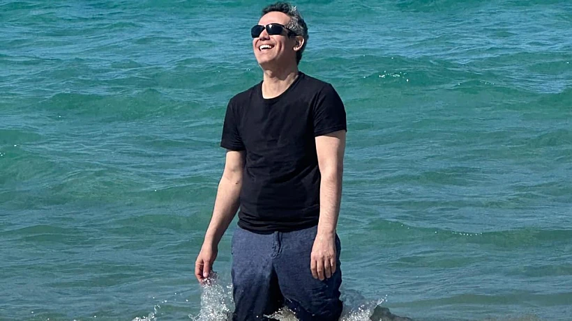 שורד השבי עמרי מירן בחוף הים לאחר שחרורו מבית החולים