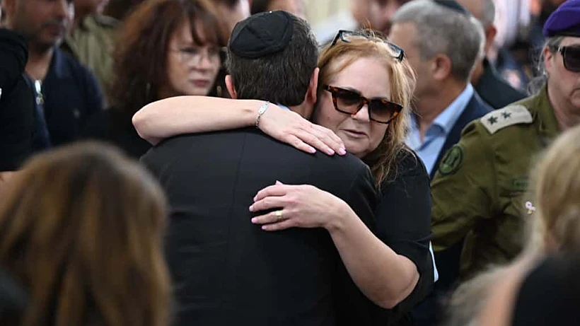 יפעת הימן והנשיא הרצוג בהלוויתה של ענבר הימן