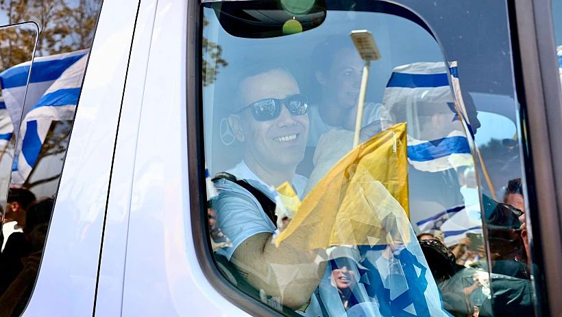 שורד השבי עמרי מירן חוזר לביתו מבית החולים