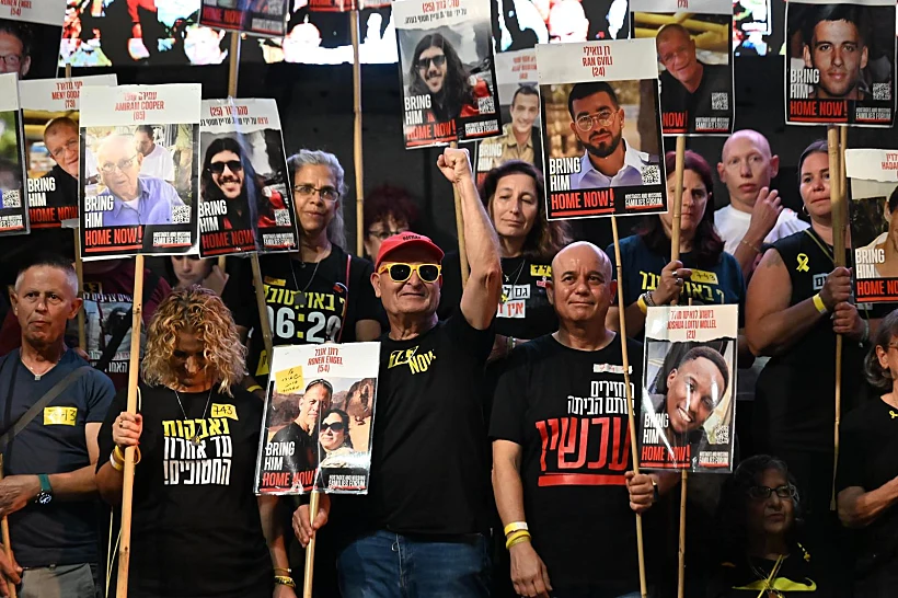 מפגינים בכיכר החטופים