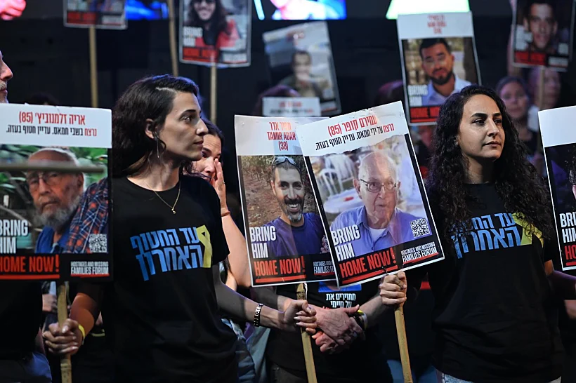 שורדות השבי ארבל יהוד ושרון אלוני-קוניו בכיכר החטופים