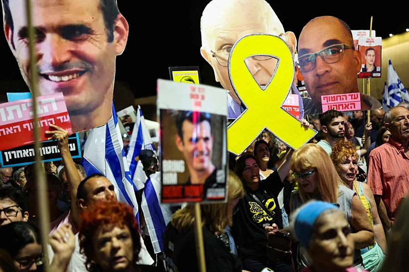 מפגינים למען השבת החללים בכיכר החטופים