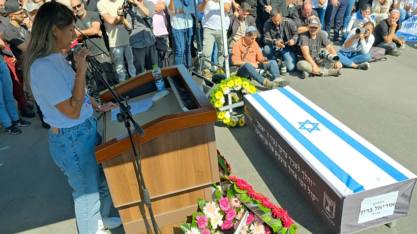 רחלי ברוך, אשתו של אוריאל ברוך בהלוויתו