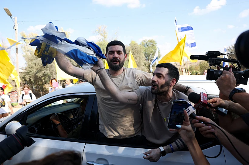 קבלת הפנים לגלי וזיוי ברמן בקיבוץ בית גוברין אחרי השחרור מבית החולים