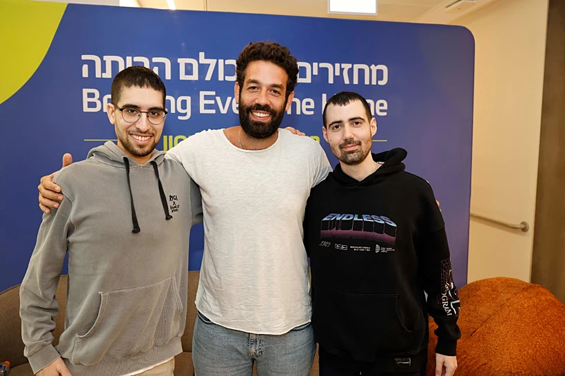 רביד פלוטניק עם שורדי השבי אביתר דוד וגיא גלבוע דלאל בבית החולים בילינסון