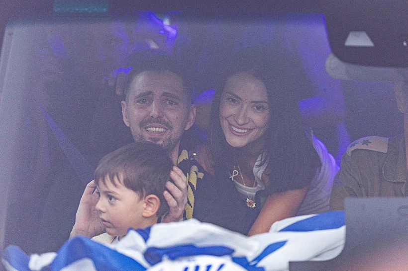 אלקנה בוחבוט חוזר לביתו במבשרת ציון