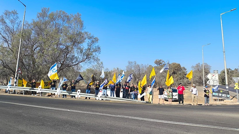 חבריו של אליהו (צ'רצ'יל) מרגלית מלווים אותו בדרכו האחרונה בכניסה לקיבוץ ניר עוז
