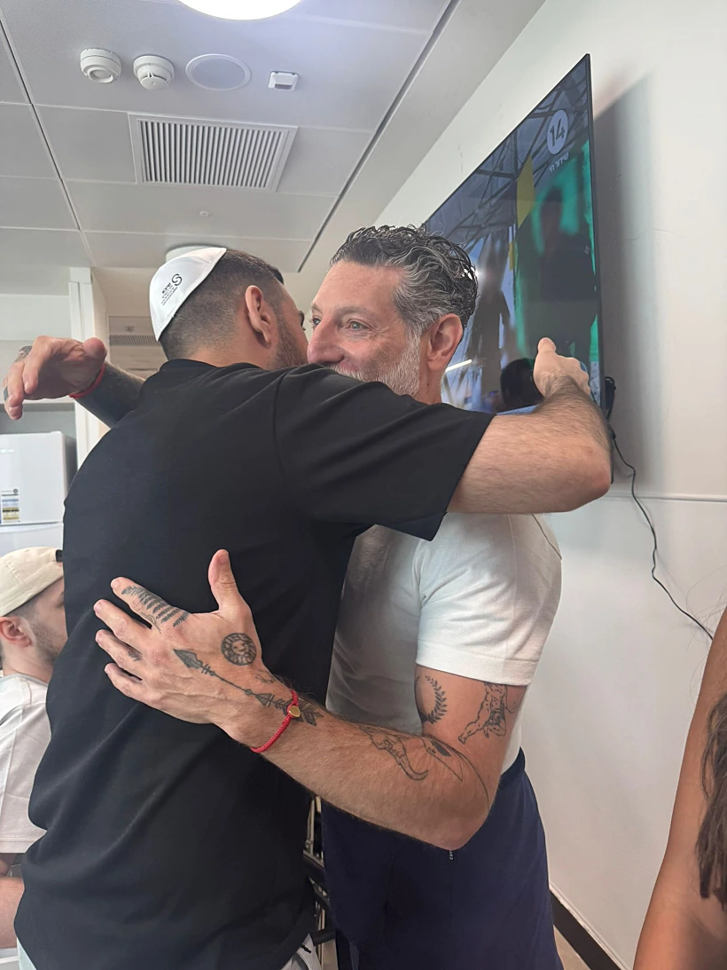 מתוך המפגש המרגש של אסף גרניט עם החטופים