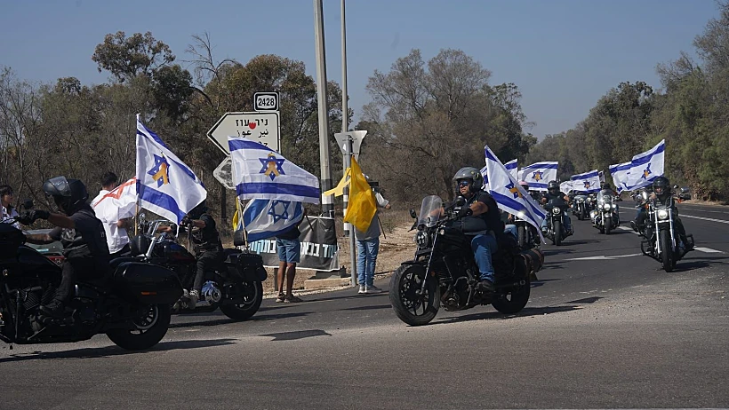 שיירת אופנועים במסע הלוויתו של רונן אנגל בכניסה לקיבוץ ניר עוז