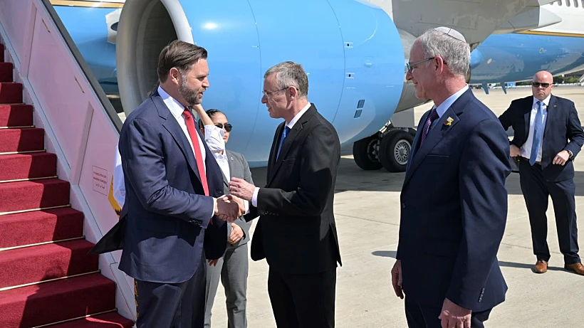 השר יריב לוין מקבל את פניו של סגן נשיא ארה"ב ג'יי. די. ואנס בנתב"ג