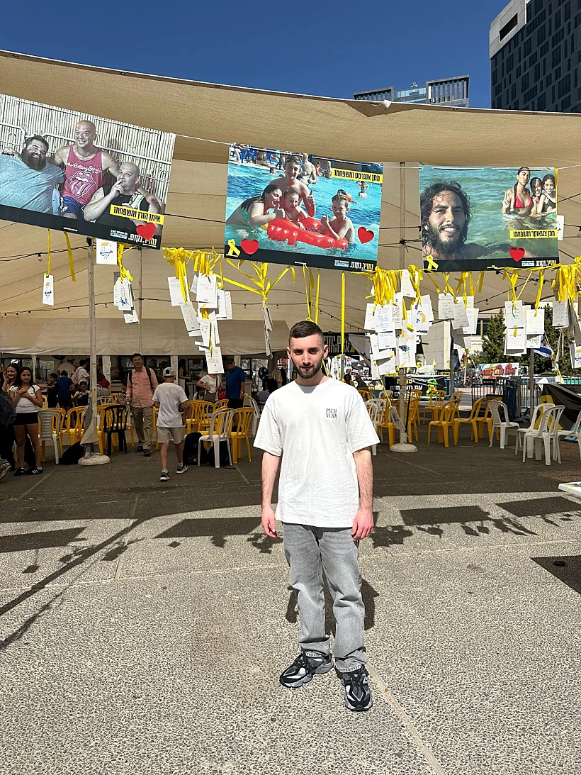 מתן אנגרסט בכיכר החטופים