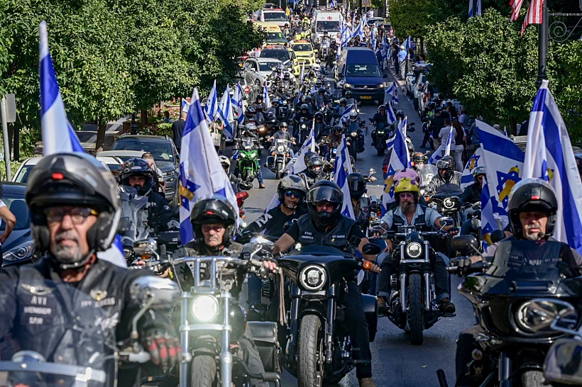 שיירת אופנועים במסע הלוויה של רונן אנגל