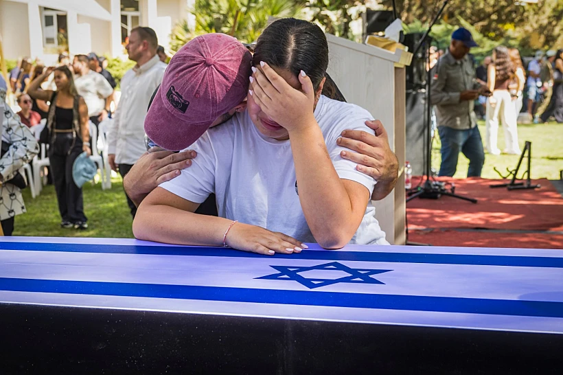 בתו של רונן אנגל ליד ארונו בניר עוז