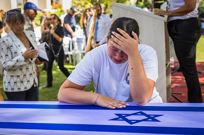 בתו של רונן אנגל ליד ארונו בניר עוז