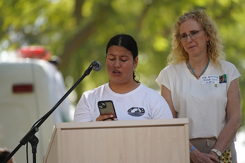 בתו של רונן אנגל בהלווייתו