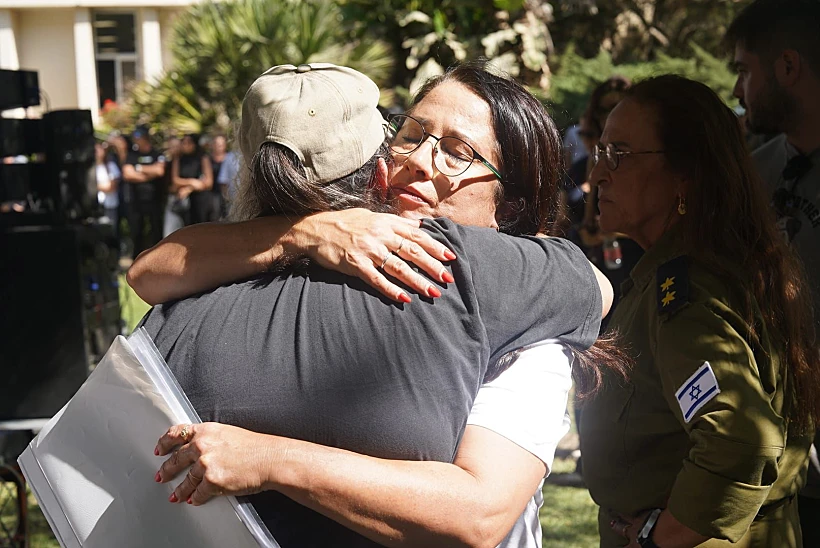משפחתו של רונן אנגל בהלוויתו בניר עוז
