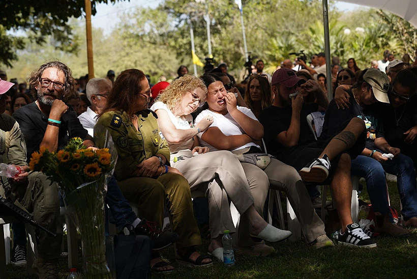 בתו של רונן אנגל בהלוויתו בניר עוז
