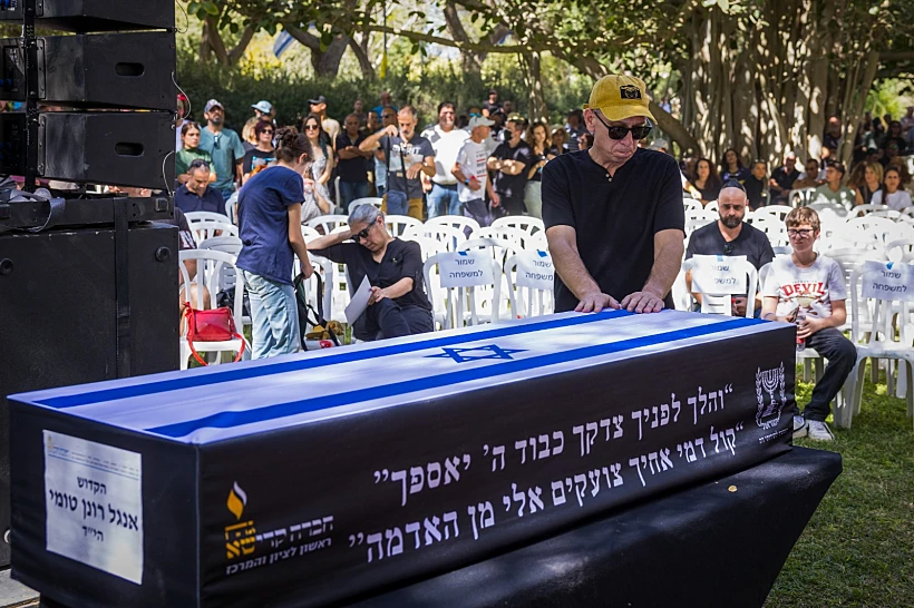 טקס ההספדים של רונן אנגל בקיבוץ ניר עוז