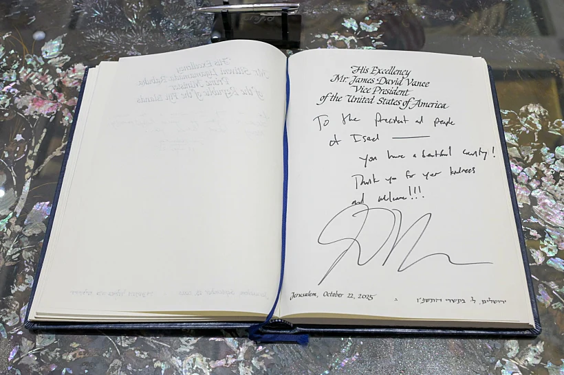 ספר האורחים של הכנסת עם חתימתו של ג'יי די ואנס