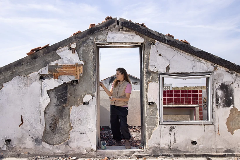 זוהר לב בביתה בבארי מתוך התערוכה "חפץ מעבר"