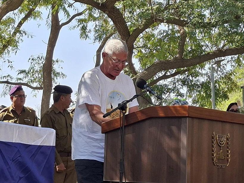 אביו של תמיר אדר בהלווייתו בניר עוז