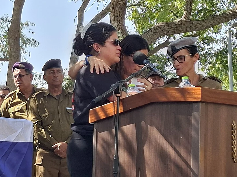 רוני אדר, אחותו של תמיר אדר, בהלווייתו בניר עוז