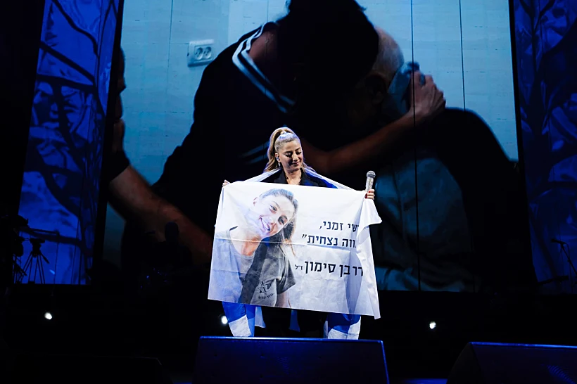 שרית חדד במחווה לאדר בן סימון ז"ל במופע בקיסריה