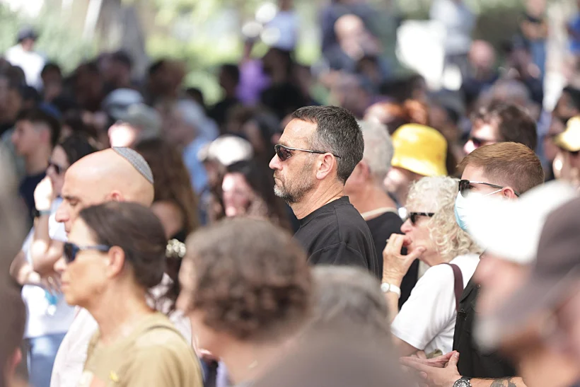 הרמטכ"ל לשעבר הרצי הלוי בהלווייתו של תמיר אדר בניר עוז