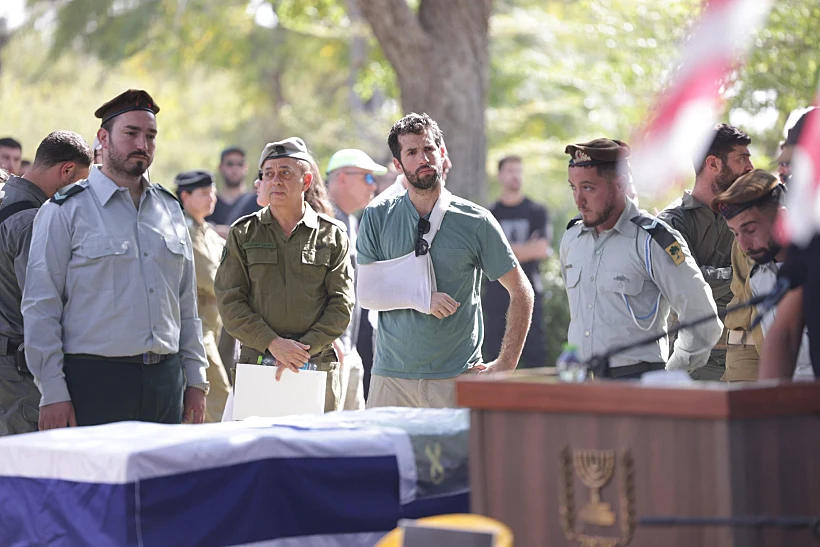 שורד השבי שגיא דקל-חן בהלווייתו של תמיר אדר בניר עוז