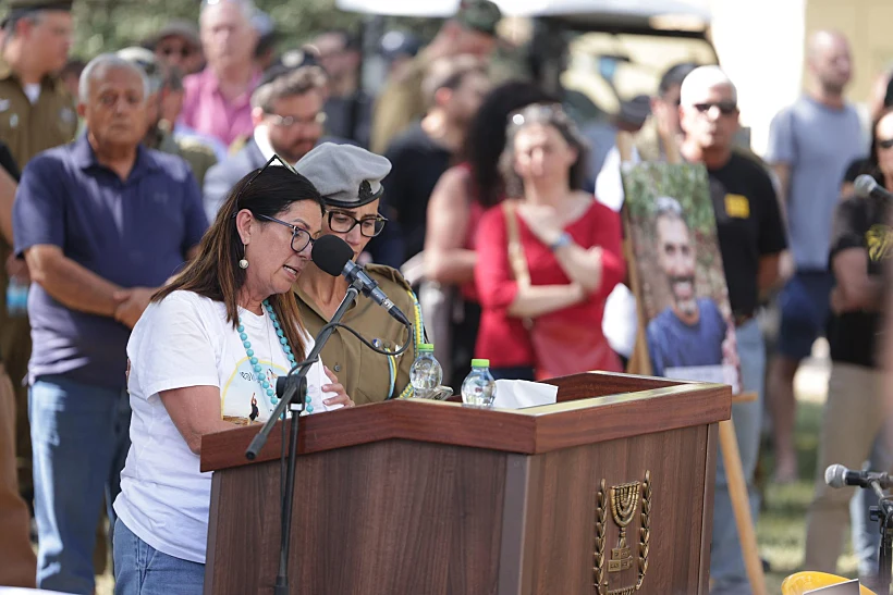 יעל אדר, אימו של תמיר אדר, בהלווייתו בניר עוז