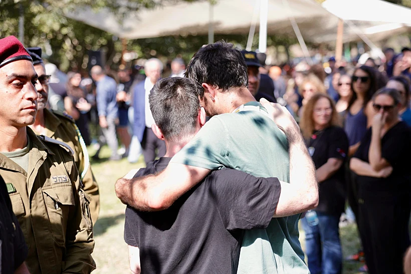 שורדי השבי דוד קוניו ושגיא דקל-חן בהלווייתו של תמיר אדר בניר עוז