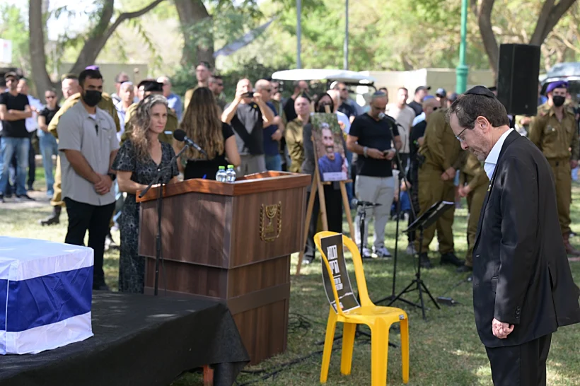 הנשיא הרצוג בהלווייתו של תמיר אדר בניר עוז