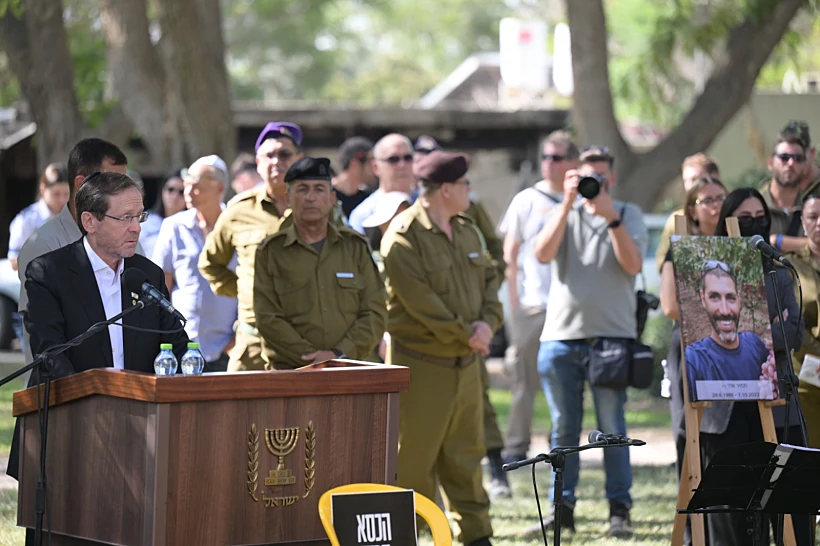 הנשיא הרצוג בהלווייתו של תמיר אדר בניר עוז