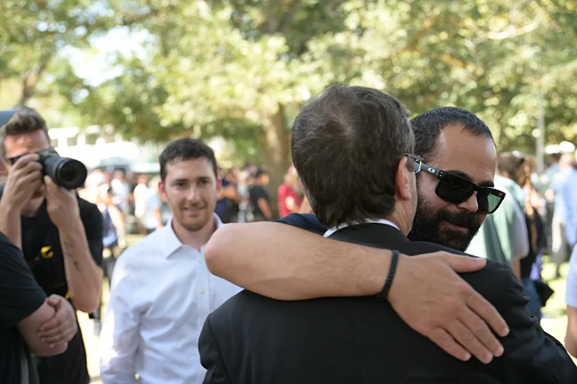 שורד השבי ירדן ביבס עם הנשיא הרצוג בהלווייתו של תמיר אדר בניר עוז