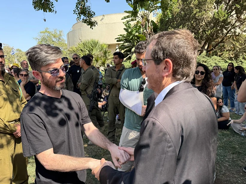 שורד השבי דוד קוניו עם הנשיא הרצוג בהלווייתו של תמיר אדר בניר עוז