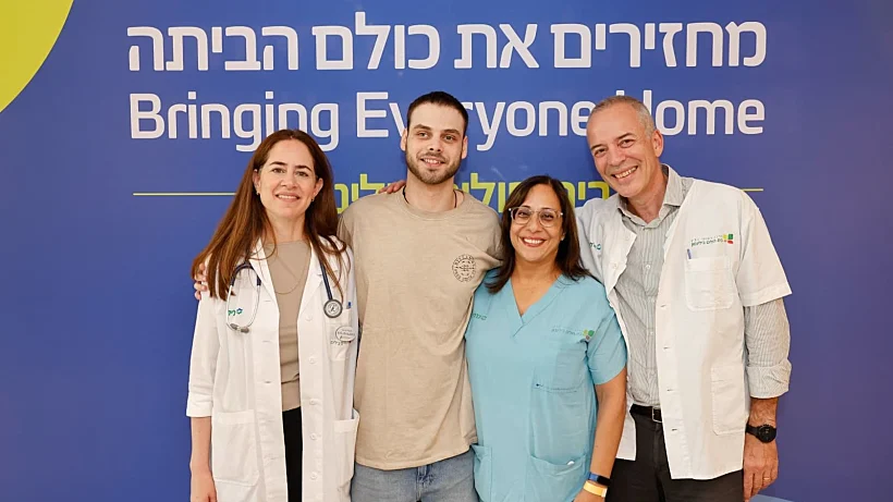 שורד השבי אלון אהל ביום שחרורו מבית החולים בילינסון