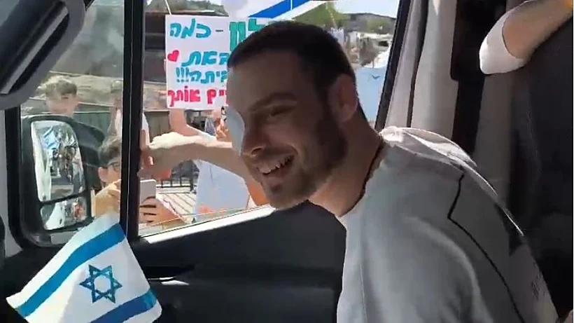 אלון אהל בדרך לביתו מבית החולים