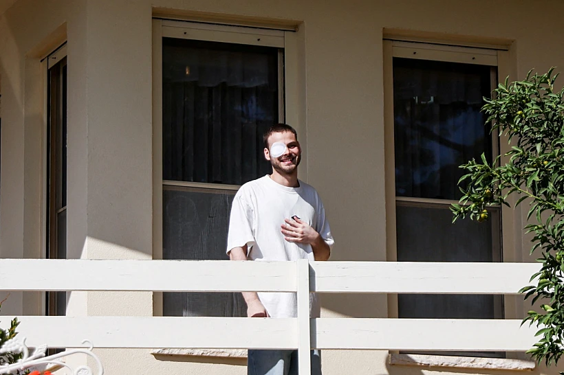 אלון אהל במרפסת ביתו בלבון