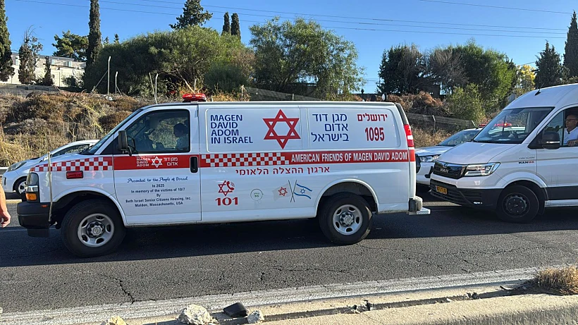 אמבולנס מד"א בזירת התאונה בכביש 443