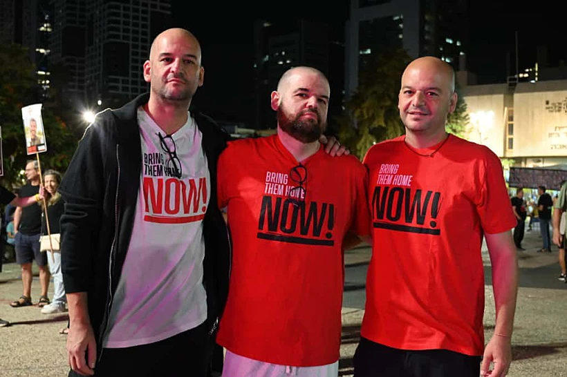 שורד השבי איתן הורן יחד עם אחיו יאיר הורן ועמוס הורן בכיכר החטופים